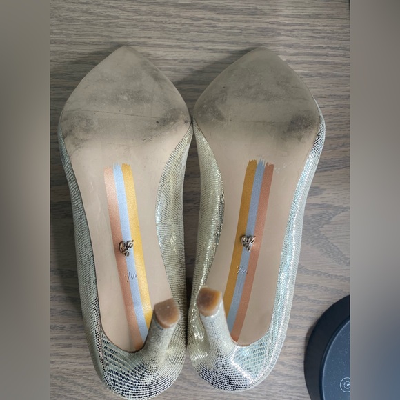 7.5 Metallic Heels - Picture 9 of 9
